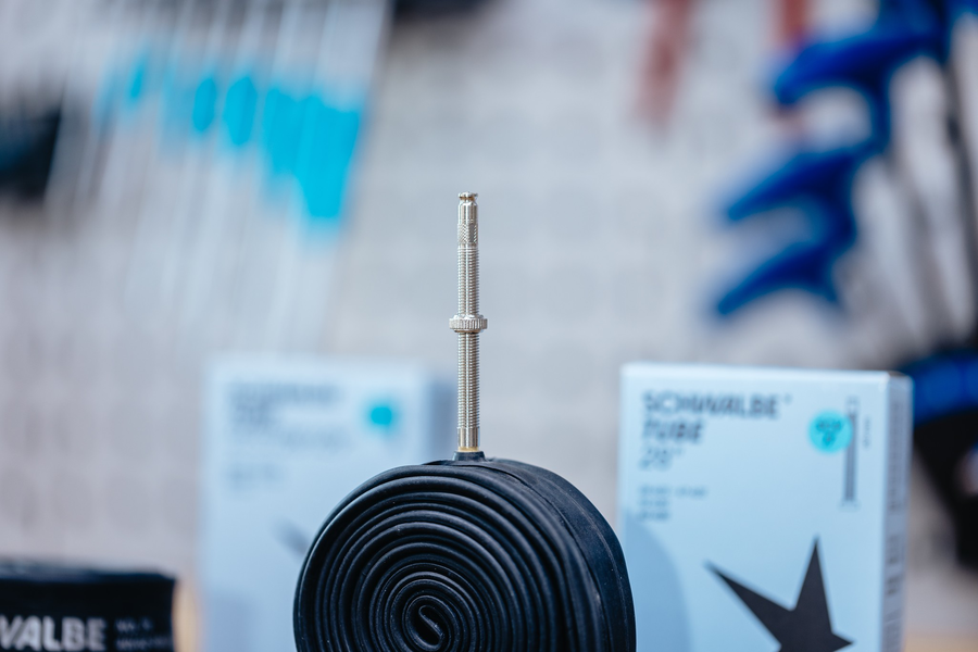 eingerollter Schwalbe SCV12 Fahrradschlauch