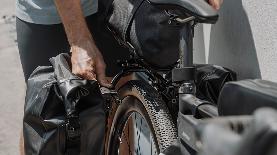 Topeak Gepäckträger Zi:RAK in schwarz mit Strap Mount Befestigung, montiert auf dem Fahrrad Detailansicht mit Tasche