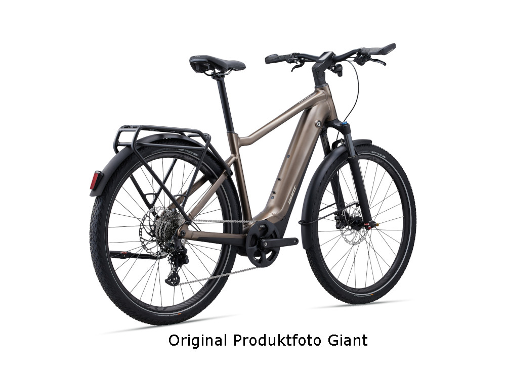 Giant Explore E+ 1 Pro GTS E‑Bike in Bronze als Ausstellungsstueck mit Akku und Schutzblechen.