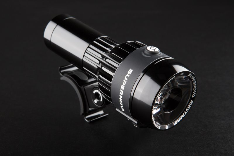 Supernova Airstream 2 Akku-Scheinwerfer auf schwarzem Hintergrund – edles Design und Premium-Qualität.