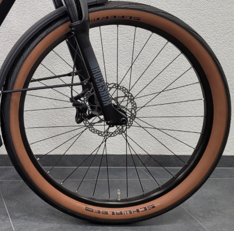 Schwalbe Reifen Super Moto auf ein Vorderrad montiert in der Farbe schwarz bronze, Ansicht von der Seite