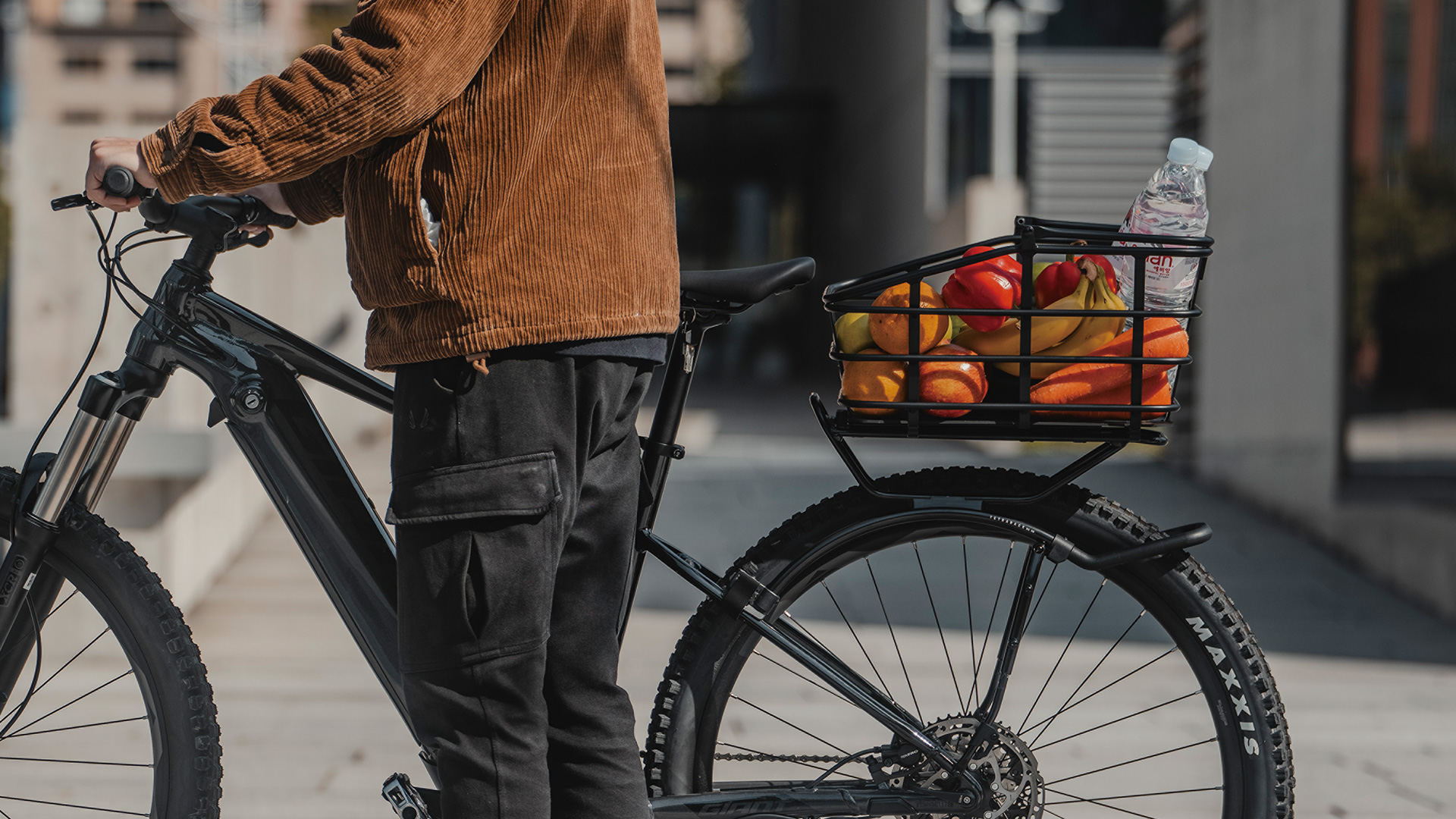  Topeak TetraRack M2 HD Heckgepaecktraeger in Schwarz, montiert am MTB mit Korb und Einkaufsladung.