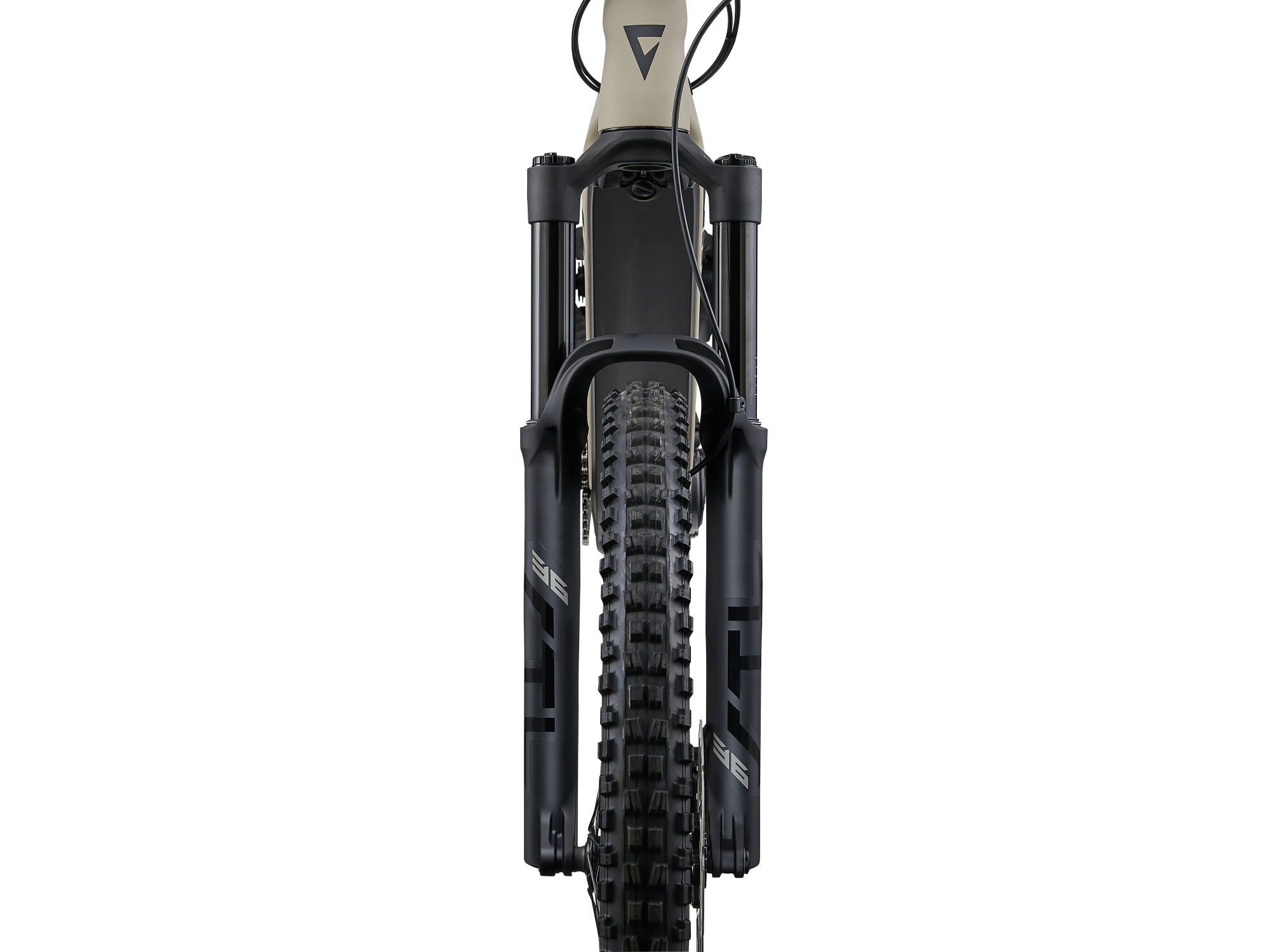 Giant Stance E+ E‑MTB in Almond mit breiter Federgabel und grobem Vorderreifen.