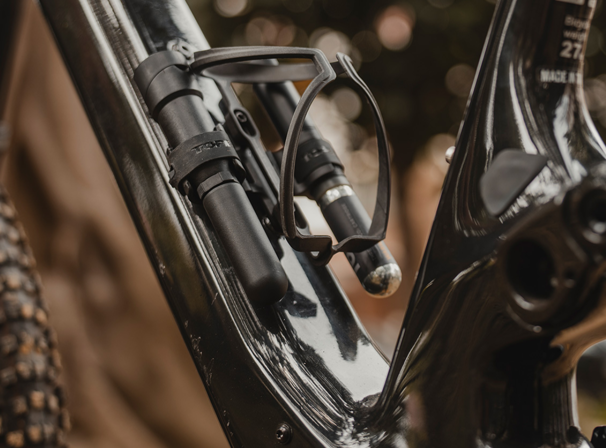 Fahrradrahmen mit montiertem Flaschenhalter und Topeak-Halterung für Minipumpe und CO₂-Kartuschen.