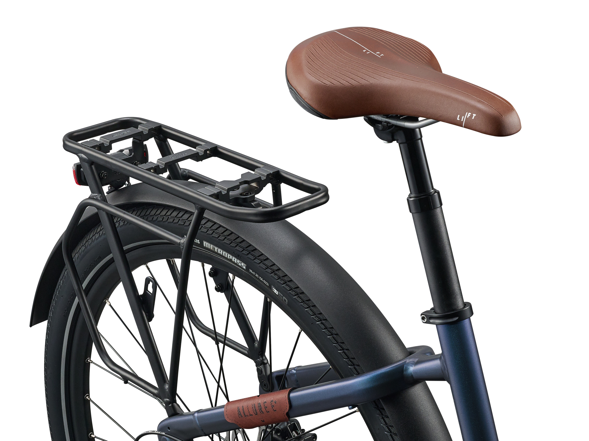 Liv E-Bike Modell Allure E+, mit tiefem Einstieg in gedecktem blau, mit braunem Sattel und Griffen, Federgabel, Schutzblechen, Lampen und Gepäckträger,  Detailansicht Sattel und Gepäckträger