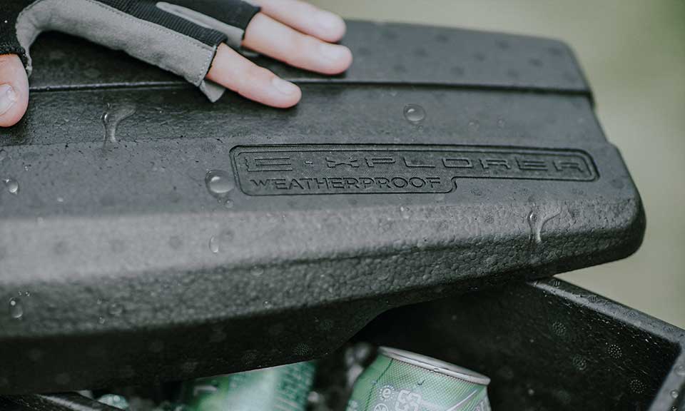 Topeak E-Xplorer TrunkBox mit wasserabweisender Oberflaeche und eingeformtem Logo.