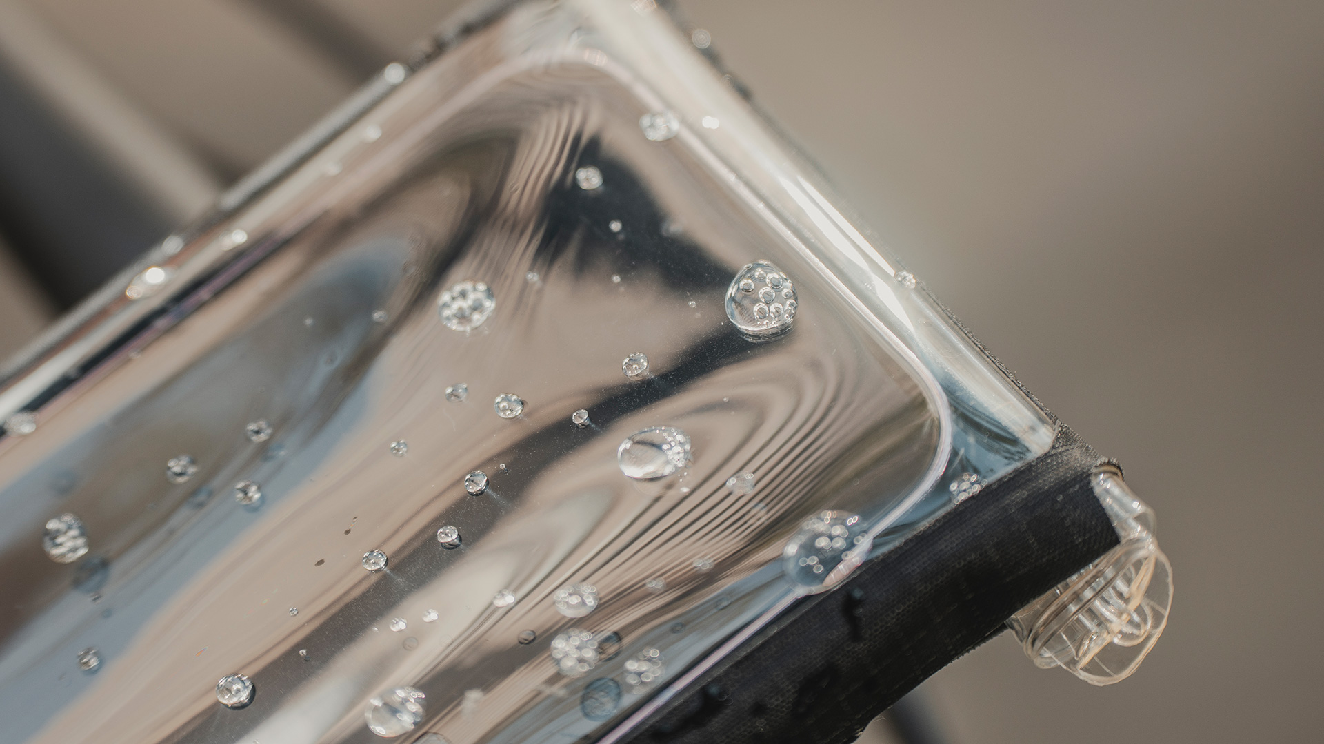 Topeak Phone Drybag S im Regen