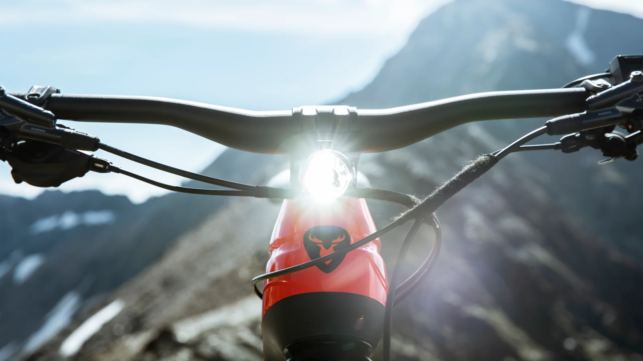 Supernova Mini 2 Fahrradscheinwerfer mit MonkeyLink Aufnahme in schwarz, montiert an einem MTB, Ansicht von vorne mit Tagfahrlicht