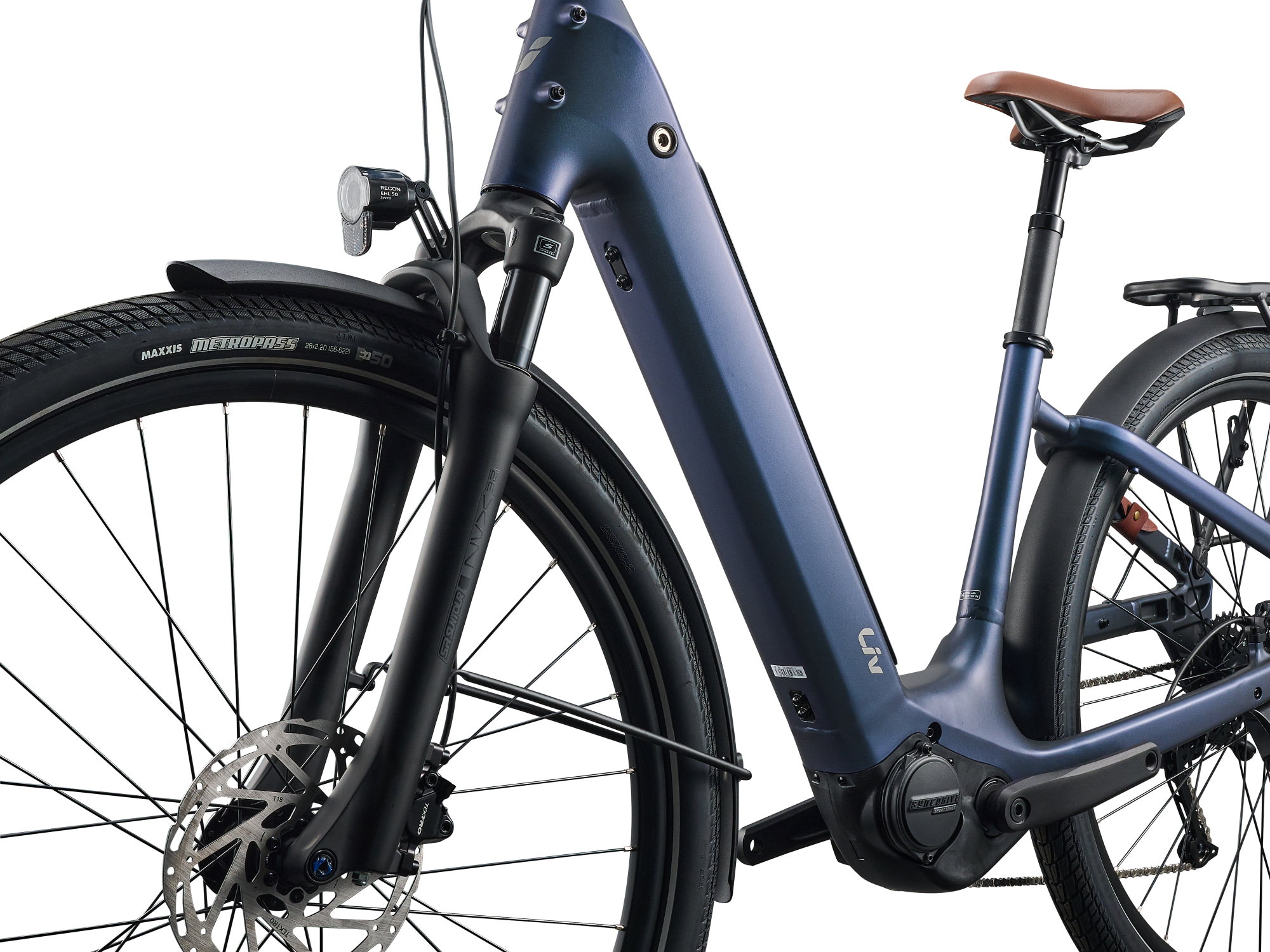 Liv E-Bike Modell Allure E+, mit tiefem Einstieg in gedecktem blau, mit braunem Sattel und Griffen, Federgabel, Schutzblechen, Lampen und Gepäckträger, Detailansicht Rahmen und Gabel