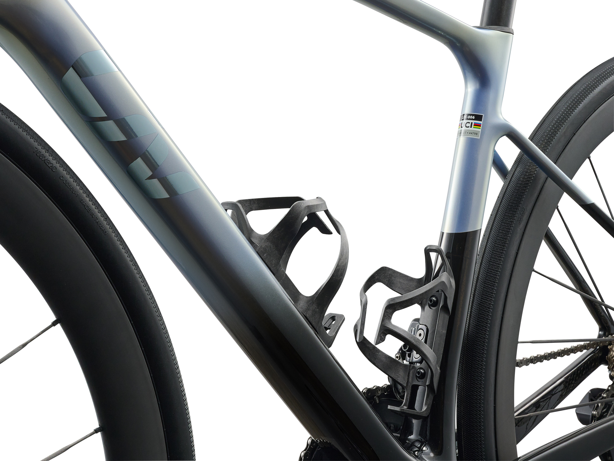 Vélo route endurance Liv Avail Advanced Pro 0, détail triangle avant gauche avec 2 porte-bidons