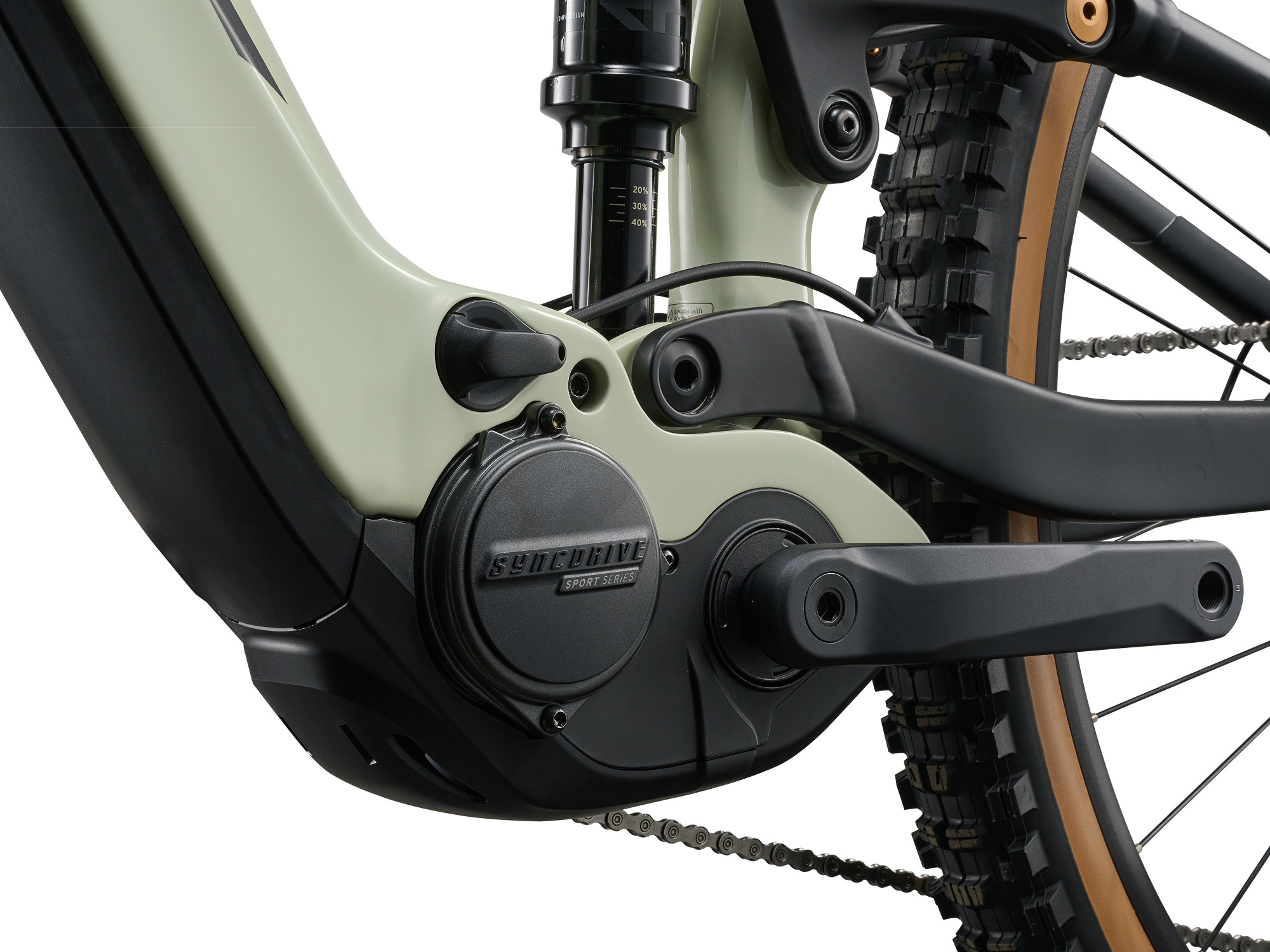 Giant Stance E+ 2 E‑MTB in Desert Sage mit Motorbereich und Kurbel in Nahaufnahme.