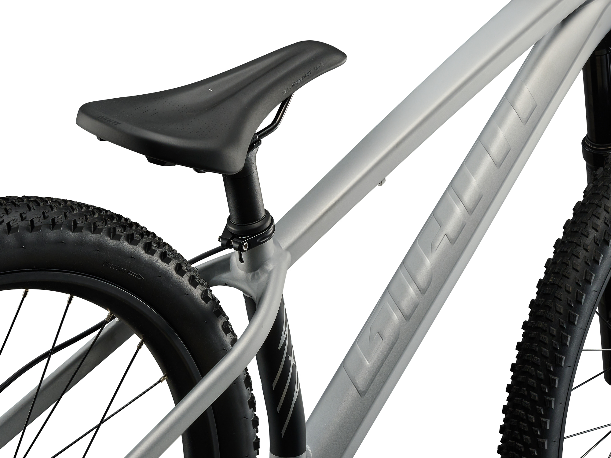 Giant STP 26 Dirt-Mountainbike in Aluminiumfarben mit 26" Rädern - Detailansicht Sattel und Oberrohr