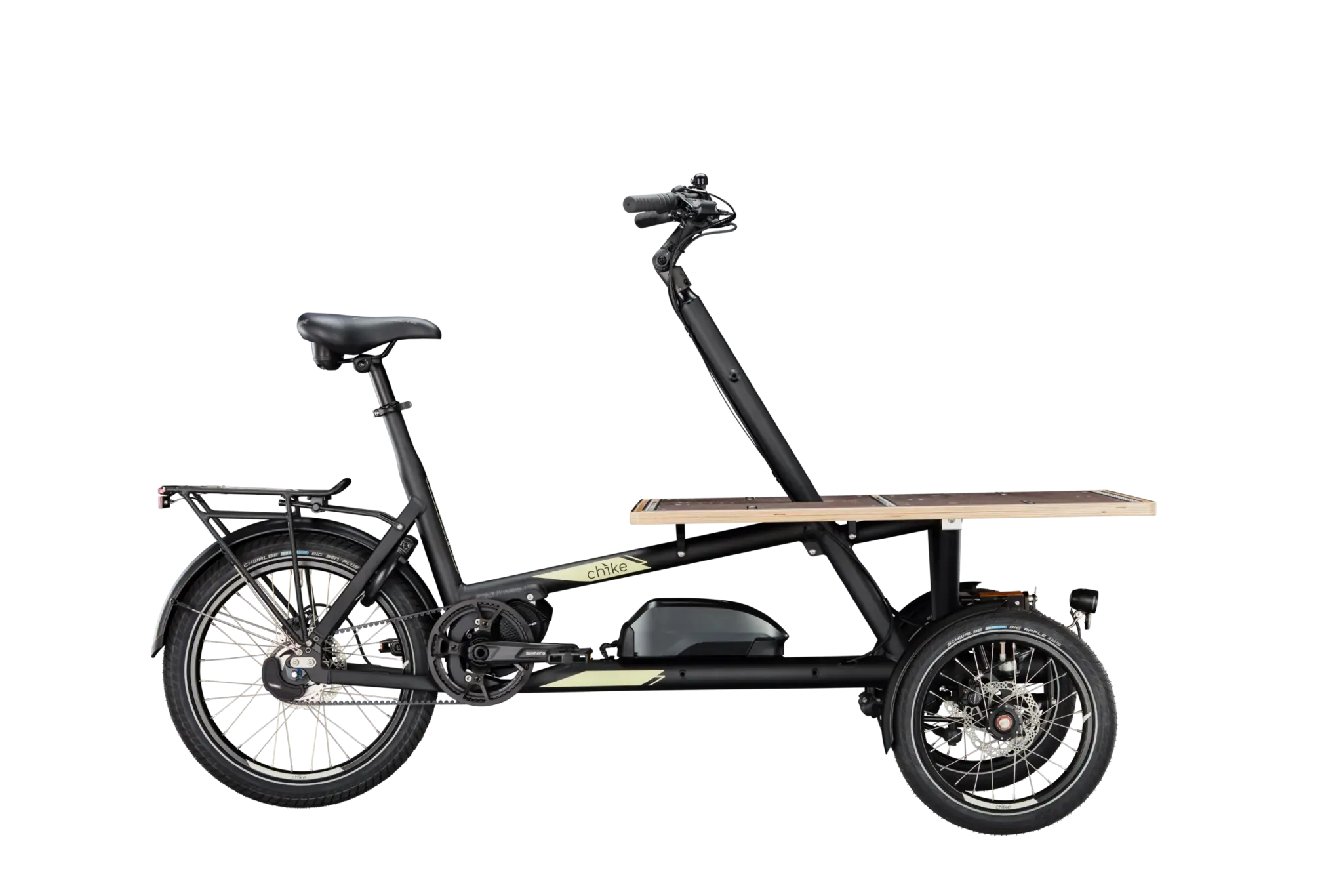 Schwarze Chike E-Cargo Lastenrad mit grosser vorderer Transportplattform, zwei Vorderrädern und Neigetechnik, seitlich fotografiert vor weissem Hintergrund.