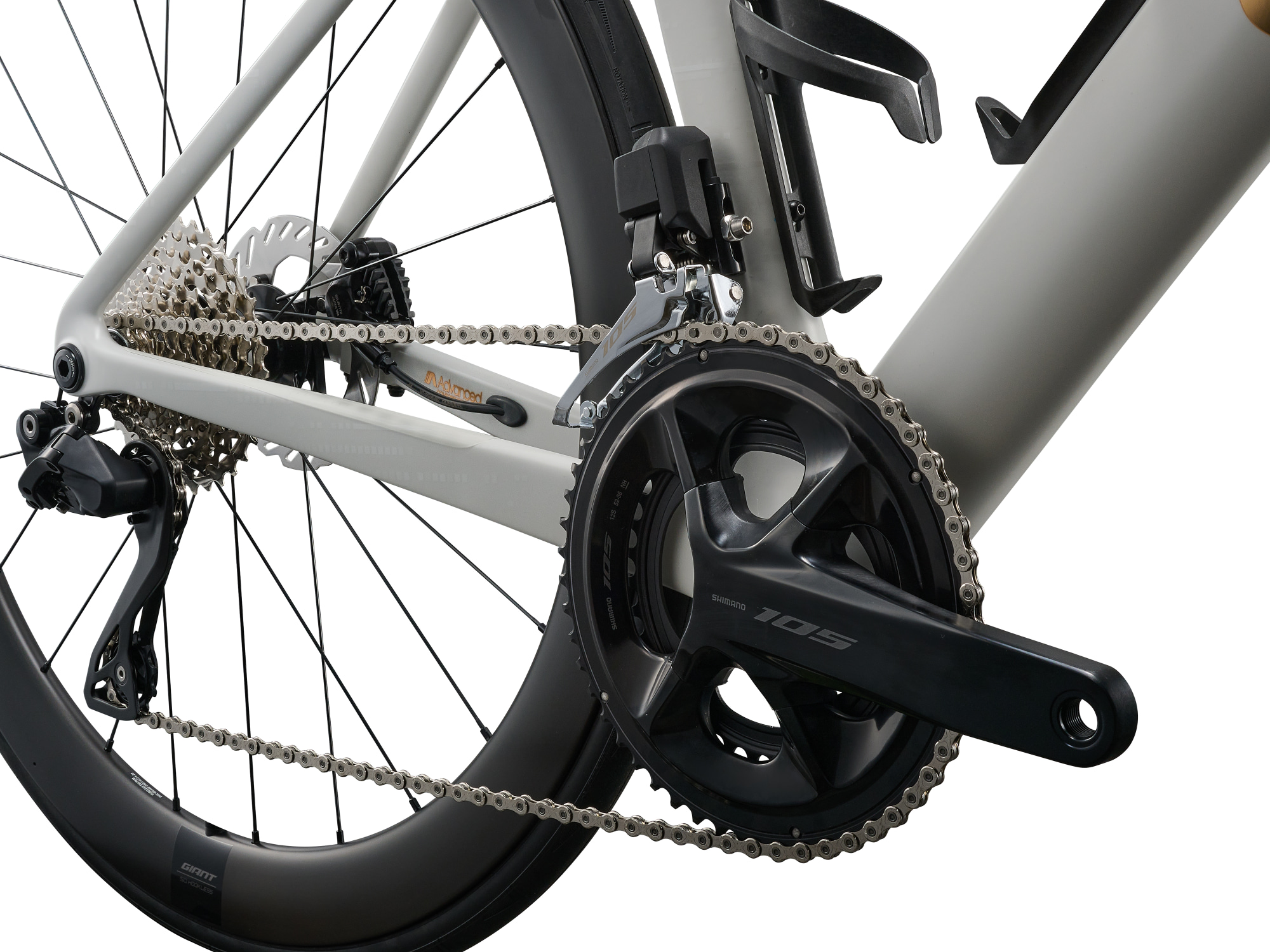 Liv Enviliv Advanced 1 Weiss mit Shimano-105-Kurbel und sportlicher Aero-Hinterbauform.