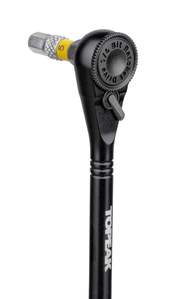 Topeak Ratchet Toolbar, schwarze Mini-Ratsche Anischt schräg von der Seite mit Daumenschalter und Bit