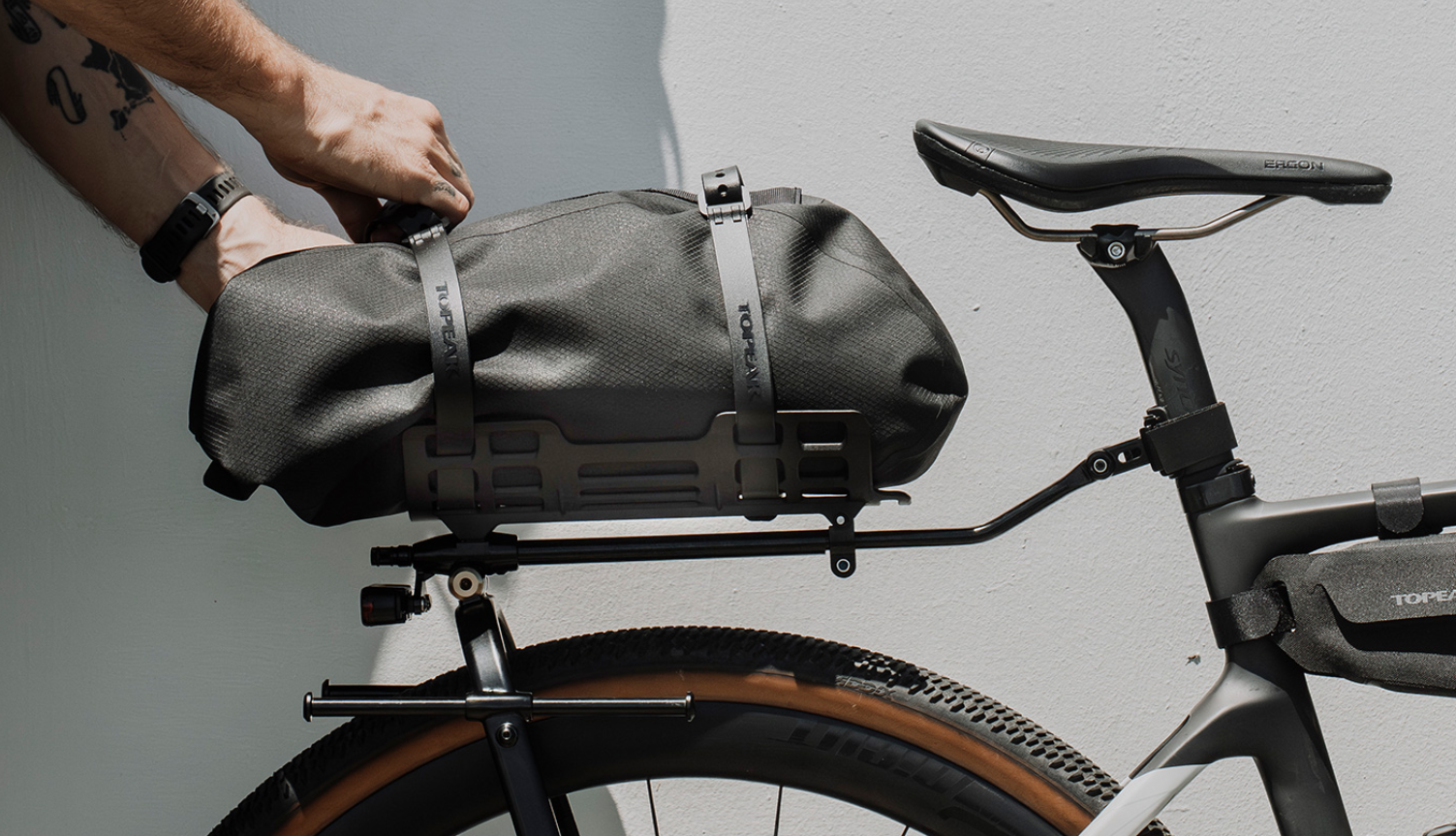 Topaek U-Shell Gepäckschale für Zi:Rak Gepäckträger in schwarz, im Einsatz montiert auf Velo mit Drybag Tasche