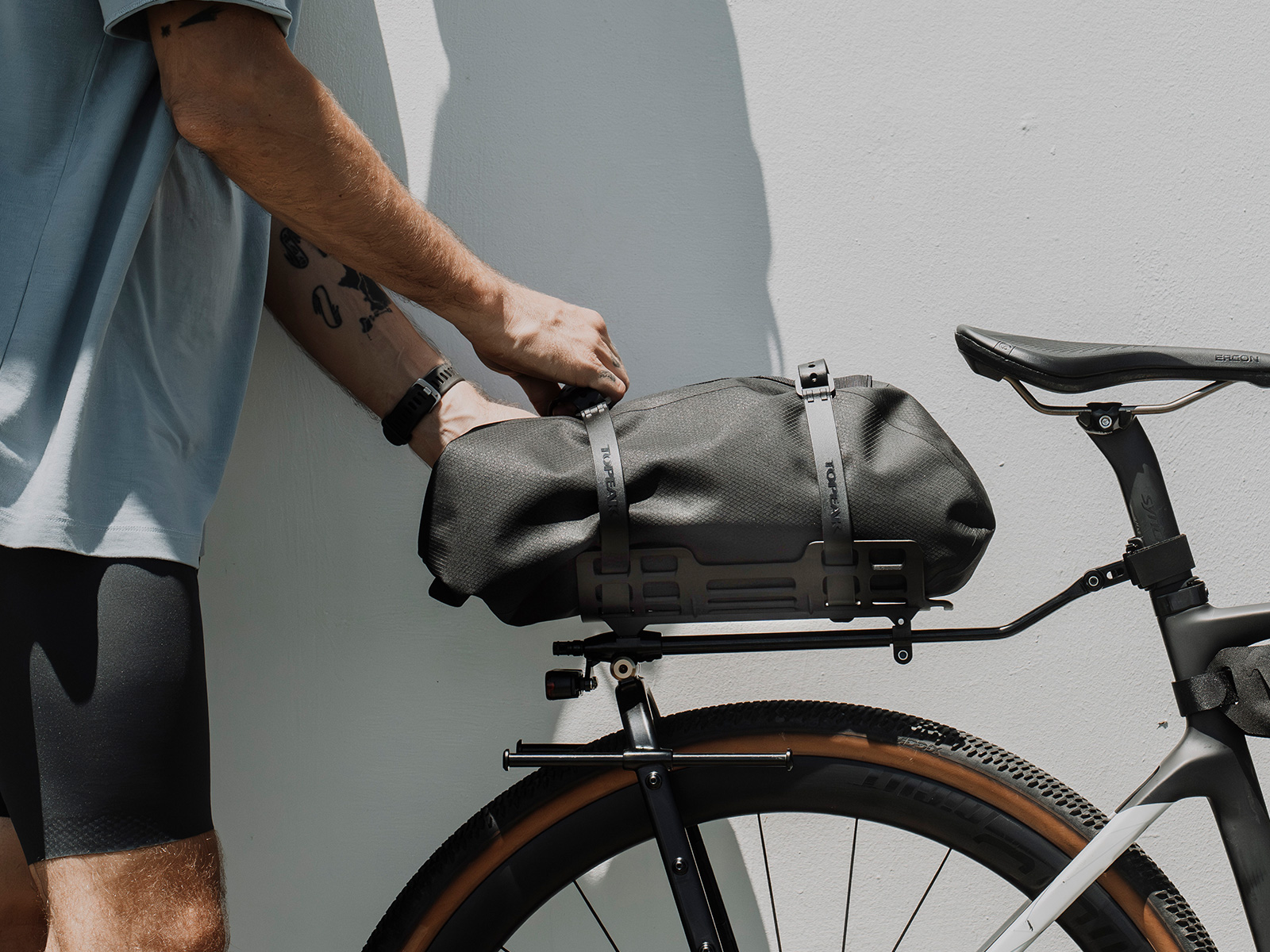 Topeak Omnistrap 80 im Einsatz mit U-Shell Drybag auf dem Velo