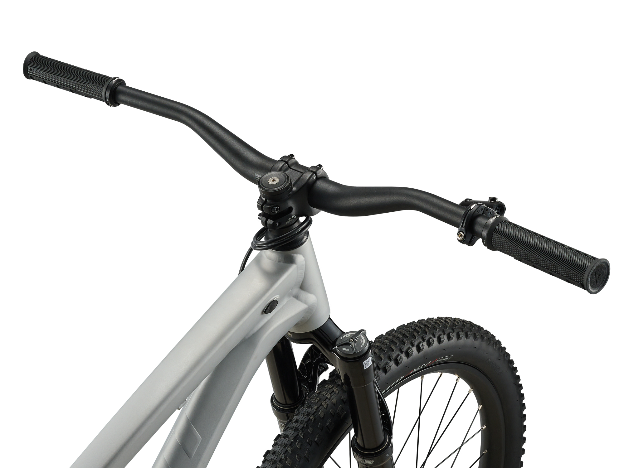 Giant STP 26 Dirt-Mountainbike in Aluminiumfarben mit 26" Rädern - Detailansicht Lenker und vorderer Rahmenbereich