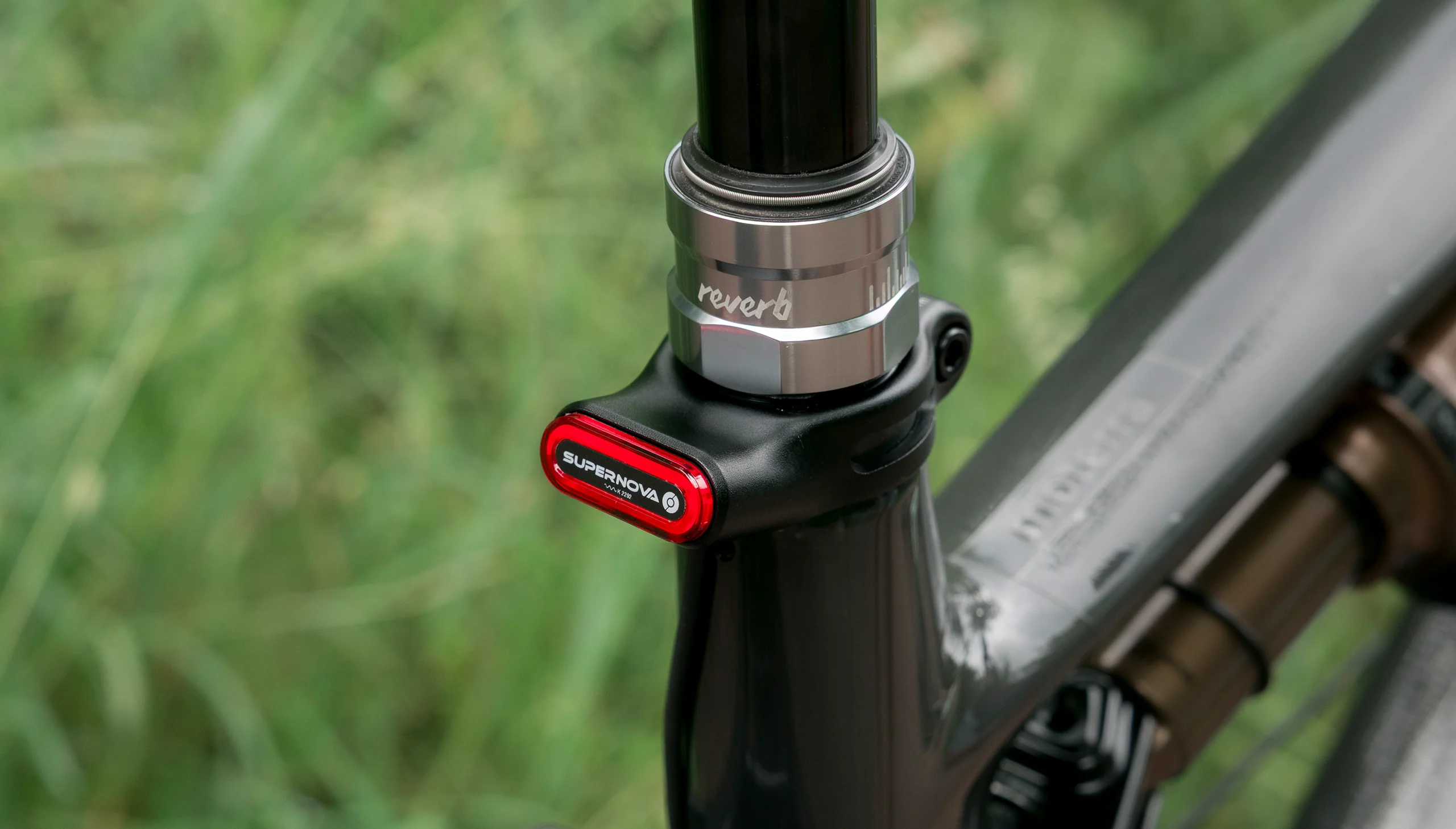 Supernova TL3 Mini Pro Seat Clamp in Sattelklemme integriert am Bike, Ansicht schräg