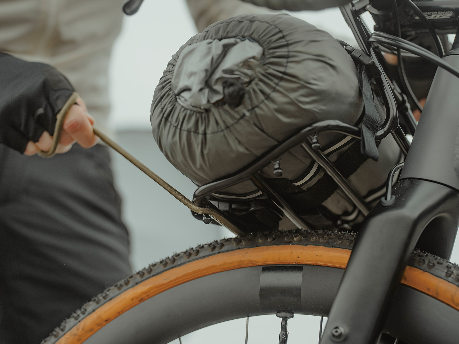 Topeak Handlebar Rack Gepäckträger für vorne in schwarz, Montage am Lenker, Ansicht von schräg unter mit aufgesetzter Tasche
