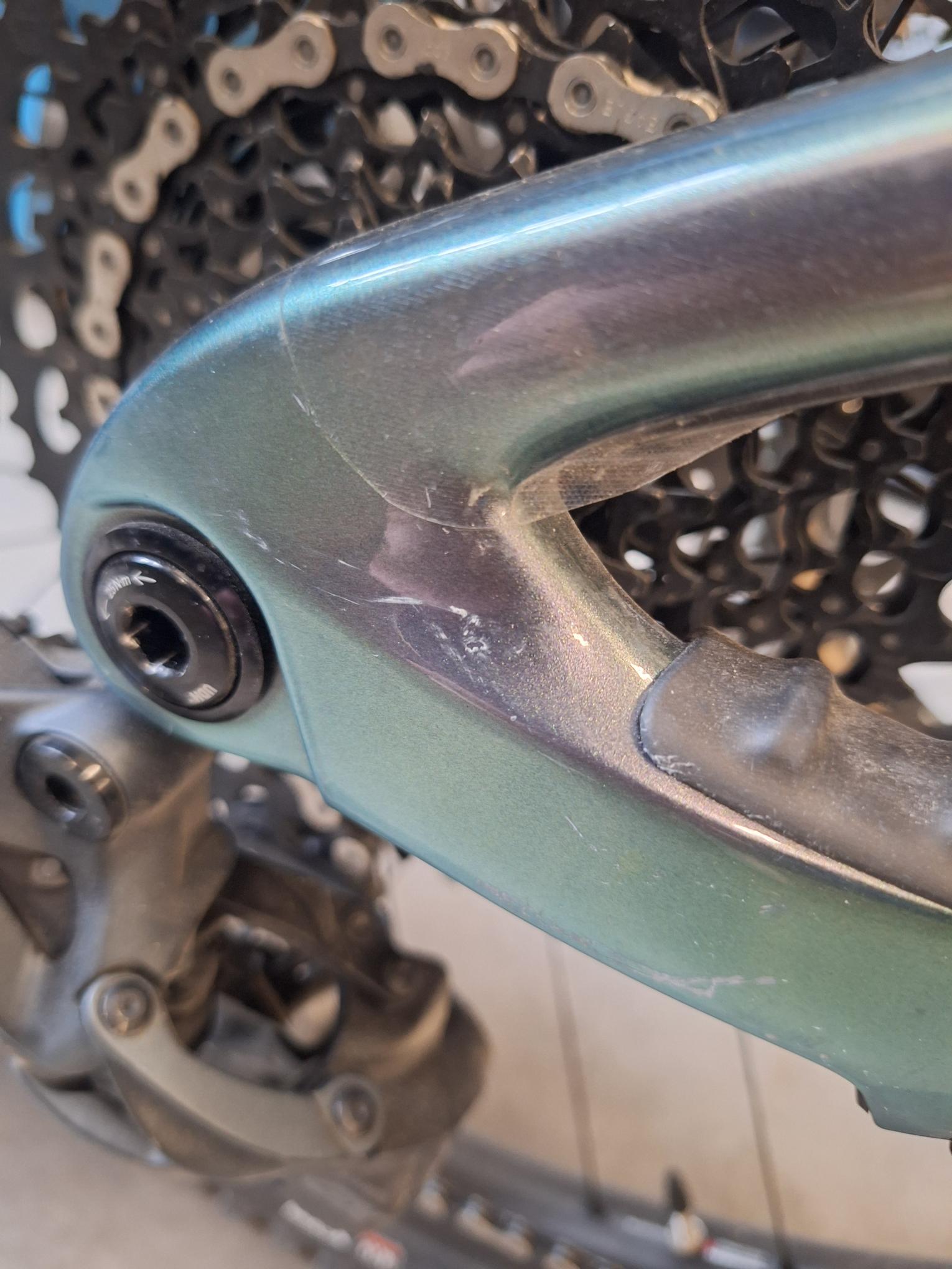 VTT électrique carbone tout-suspendu Liv Intrigue X Advanced E+ Elite 1, détail rayures base