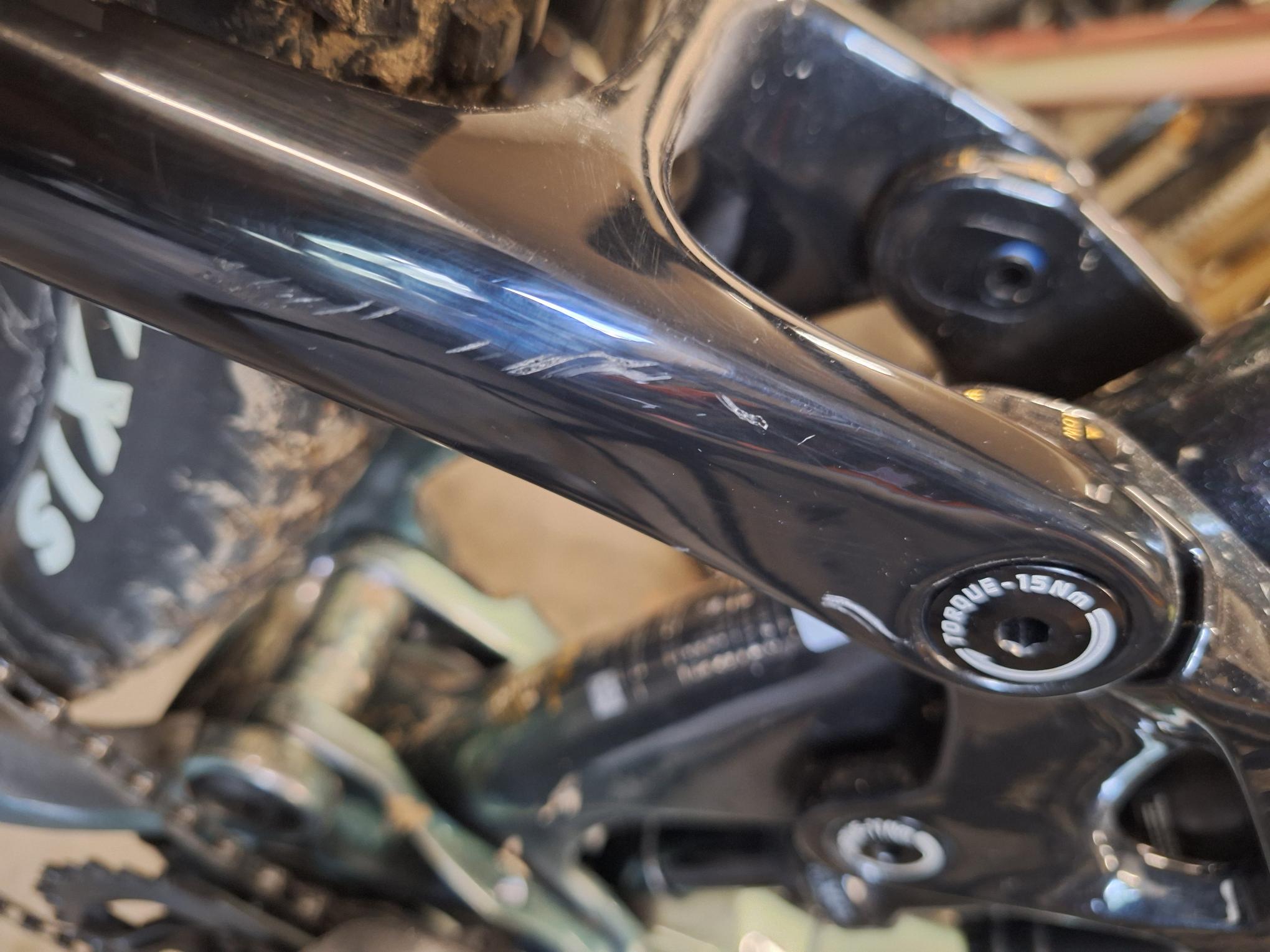 VTT électrique carbone tout-suspendu Liv Intrigue X Advanced E+ Elite 1, détail rayures hauban