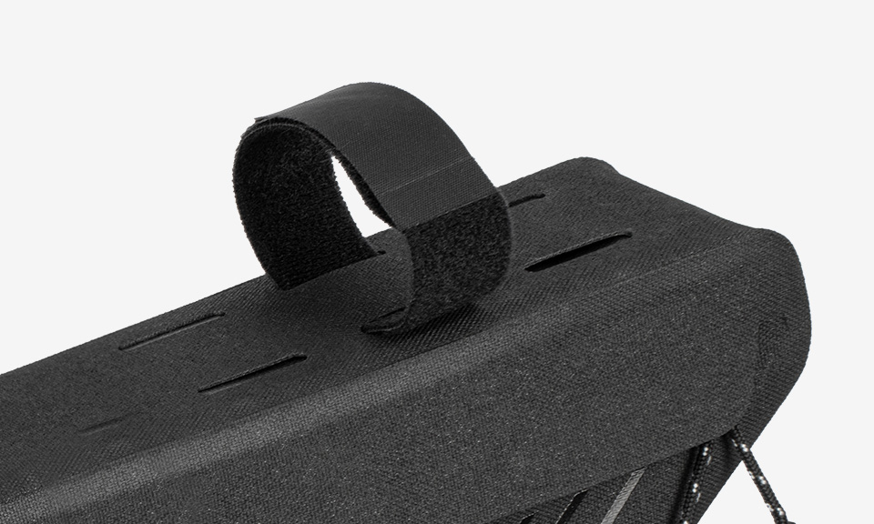 Topaek MidLoader Drybag Rahmentasche in schwarz, Detailansicht verstellbare Klettgurte