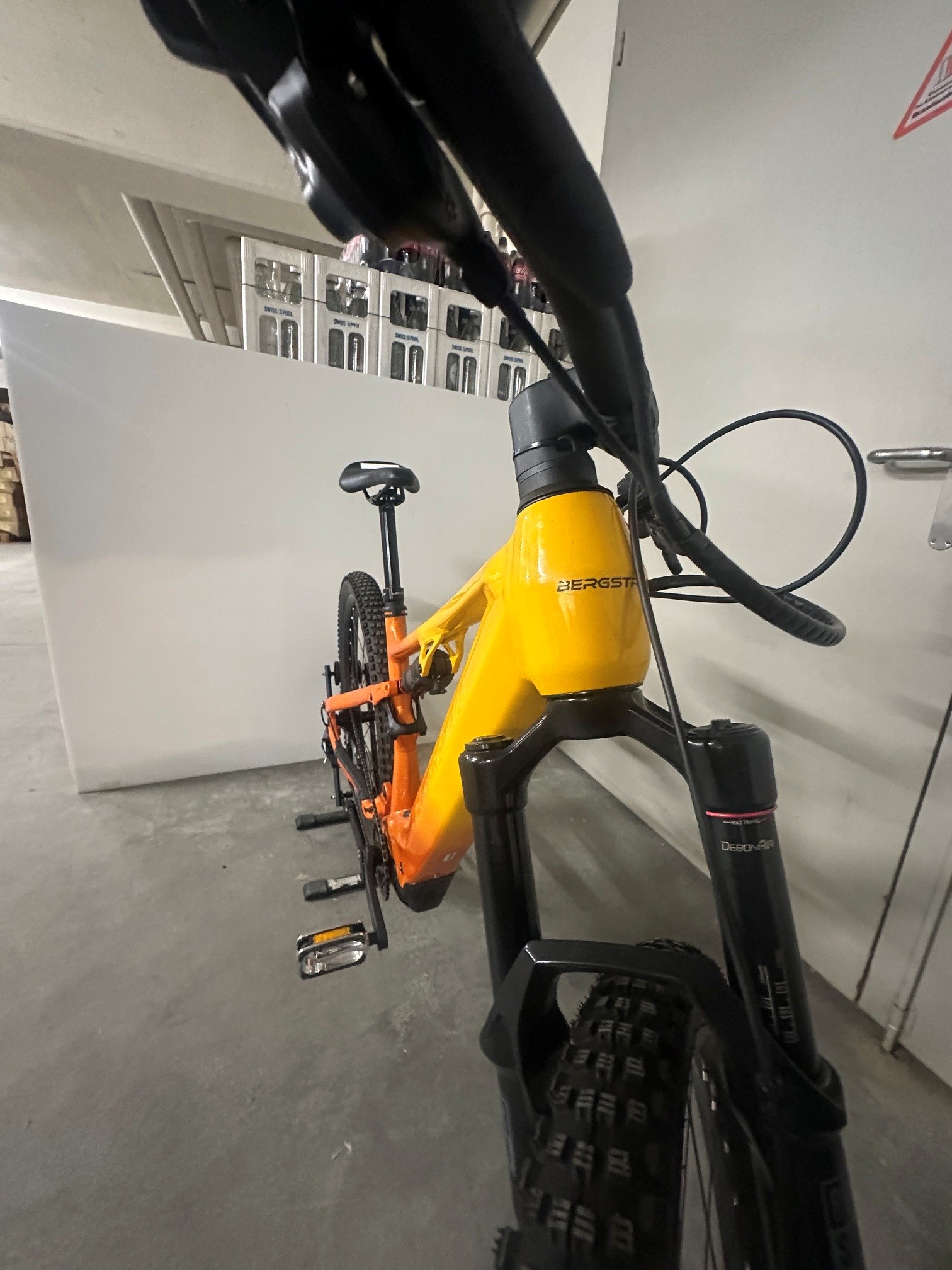 Bergstrom Flow 3 E-MTB in gelb, Testvelo front