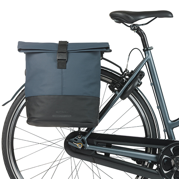 Basil Cove Doppeltasche in Navy/Schwarz montiert auf einem Citybike-Gepäckträger, Seitenansicht.