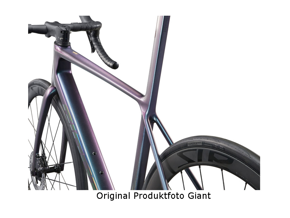 Giant TCR Advanced SL 1 Rennrad in Blue Dragonfly mit abgeschraegtem Oberrohr und Carbon-Hinterrad.