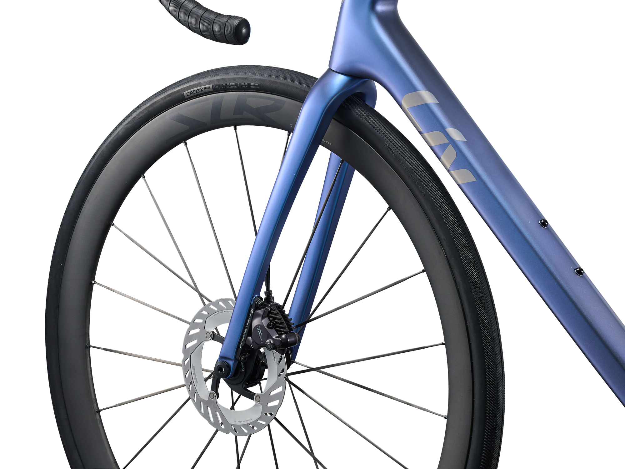 Liv Damen-Rennrad Langma Advance PRO 0 in Thundercloud blau mit Carbonrahmen und Carbongabel, Detailansicht Gabel und vorderes Laufrad
