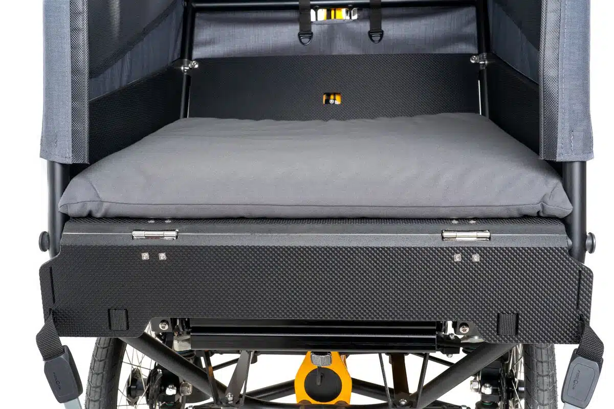  Chike E-Dog Kissen in Grau in der Frontansicht, flach gepolstert und exakt auf die Ladefläche abgestimmt.