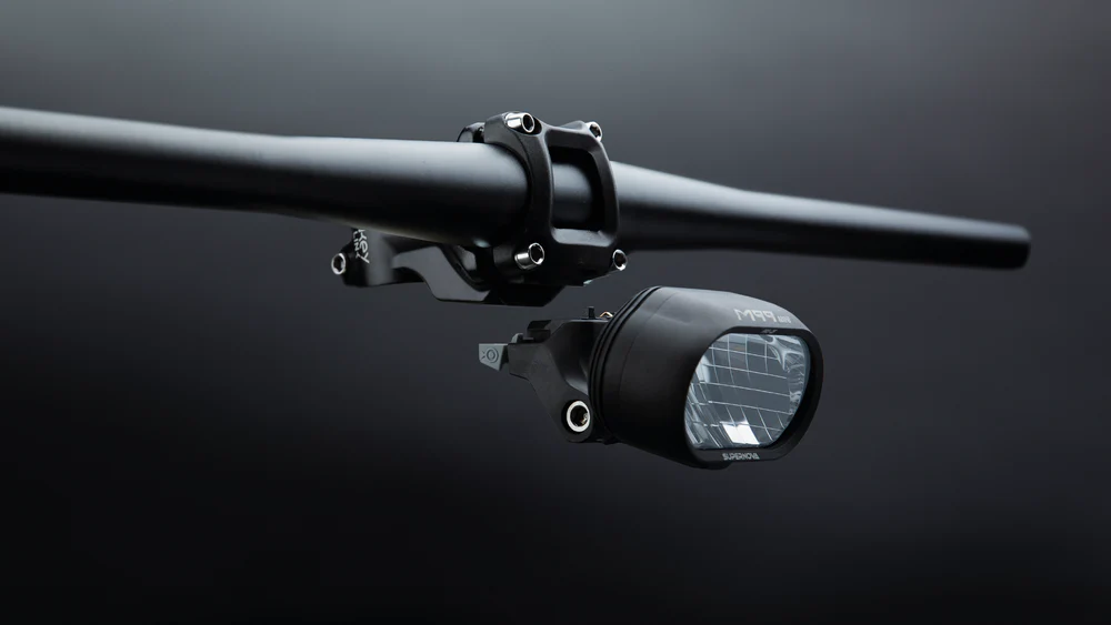 Supernova M99 Mini Pro Scheinwerfer mit Monkeylink Halterung