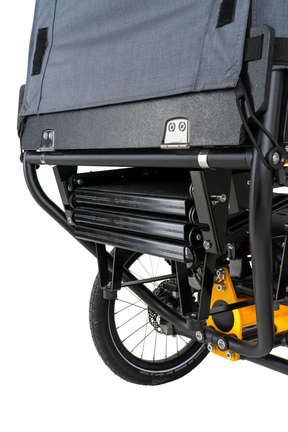 Chike e-dog Hundetreppe für Lastenrad, Detailansicht der klappbaren Stufen unter der Transportbox.