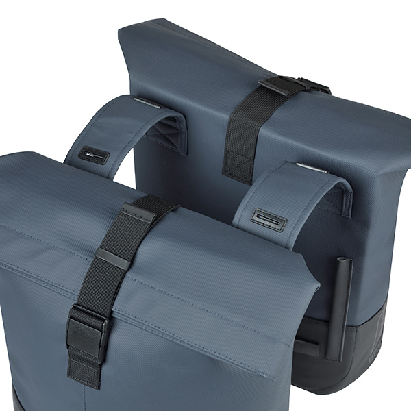 Nahaufnahme der oberen Befestigungsbänder der Basil Cove Doppeltaschen in Navy/Schwarz.