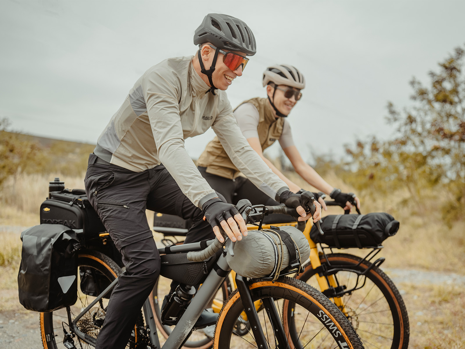 Zwei Männer mit Gravelbikes, die mit dem Topeak Handlebar ausgestattet sind und mit Taschen ausstaffiert
