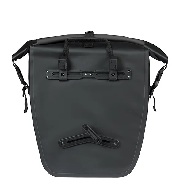 Rückseite der Basil Rivo L Fahrradtasche in Schwarz mit MIK-Hook Befestigungssystem.
