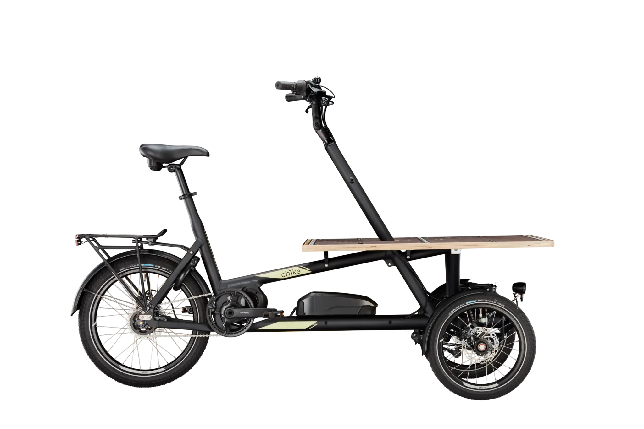 Schwarze Chike E-Cargo SE Lastenrad mit grosser vorderer Transportplattform, zwei Vorderrädern und Neigetechnik, seitlich fotografiert vor weissem Hintergrund.