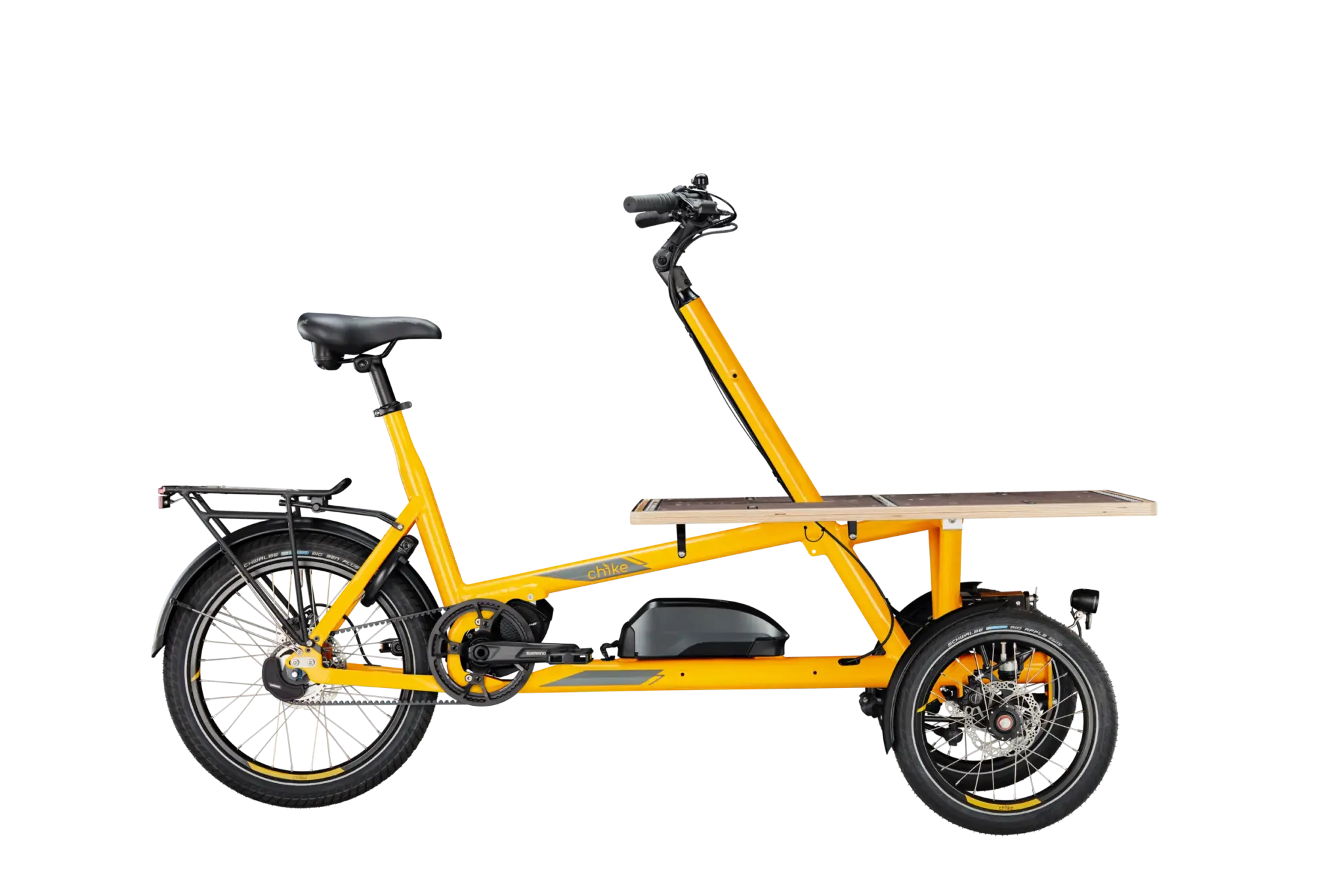 Gelbes Chike E-Cargo Lastenrad mit grosser vorderer Transportplattform, zwei Vorderrädern und Neigetechnik, seitlich fotografiert vor weissem Hintergrund.