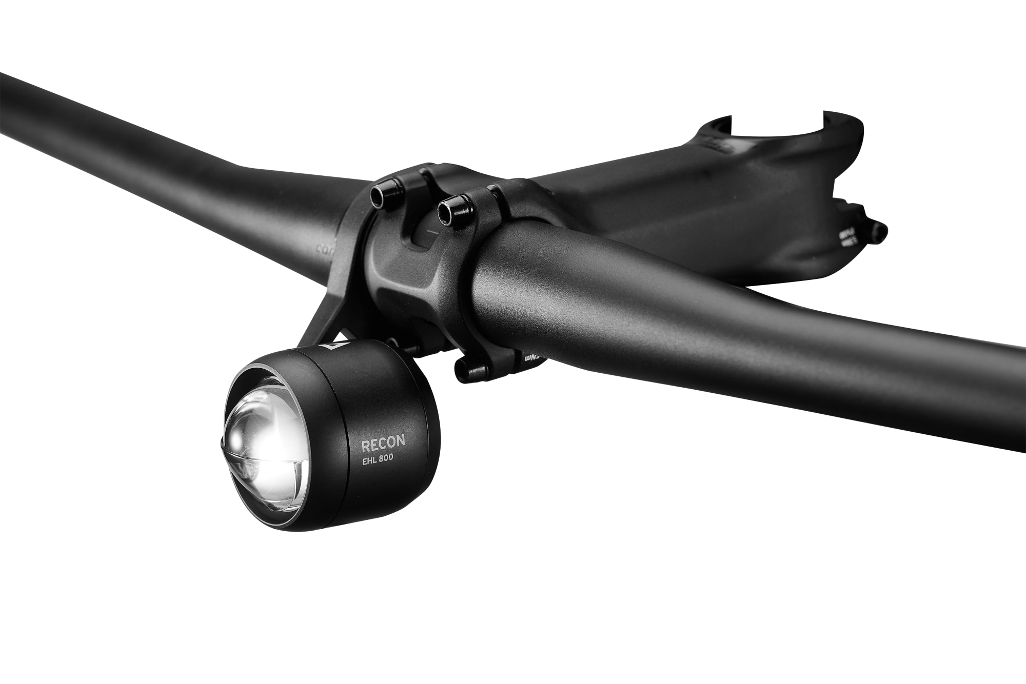 Giant Recon EHL 800 Frontlicht in Schwarz am Lenker montiert in Detailansicht.