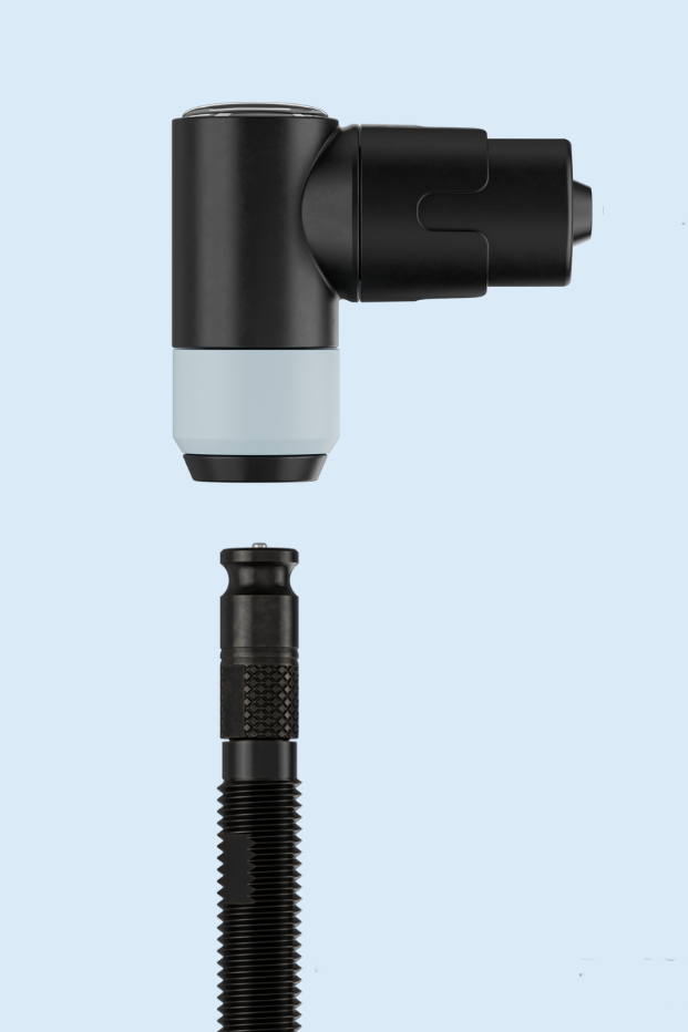 Schwalbe Clik Valve mit Pumpenkopf-Adapter, Darstellung von Ventil und Adapter in Schwarz mit blauen Akzenten vor hellem Hintergrund.