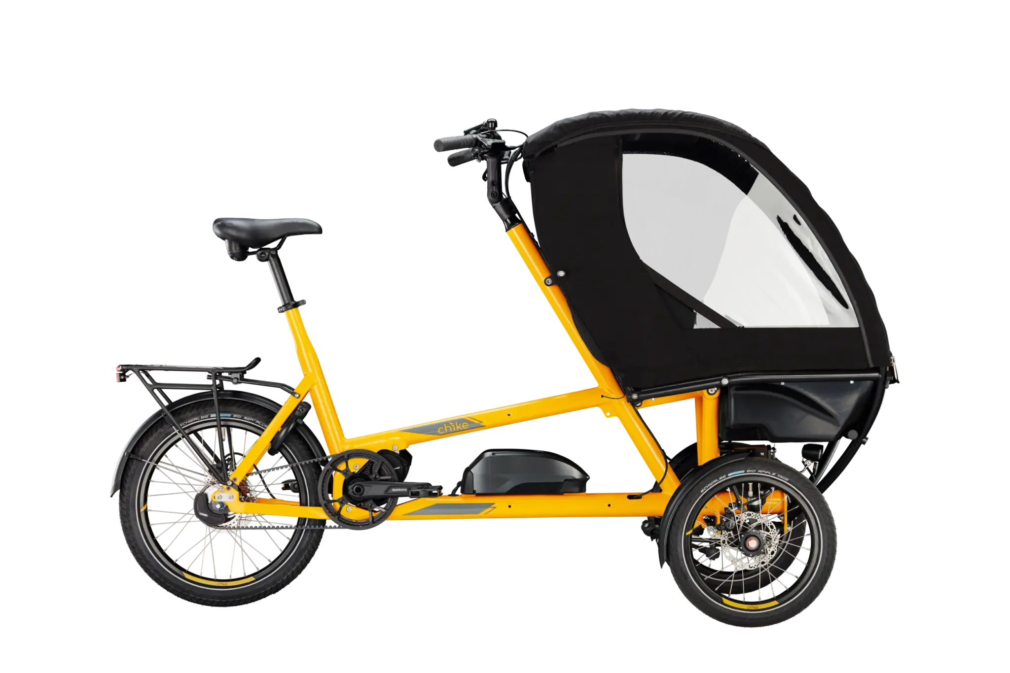 Seitenansicht eines schwarzen Chike e‑Kids Lastenrads mit großer, transparenter Kinderkabine vorne und elektrischem Antrieb.