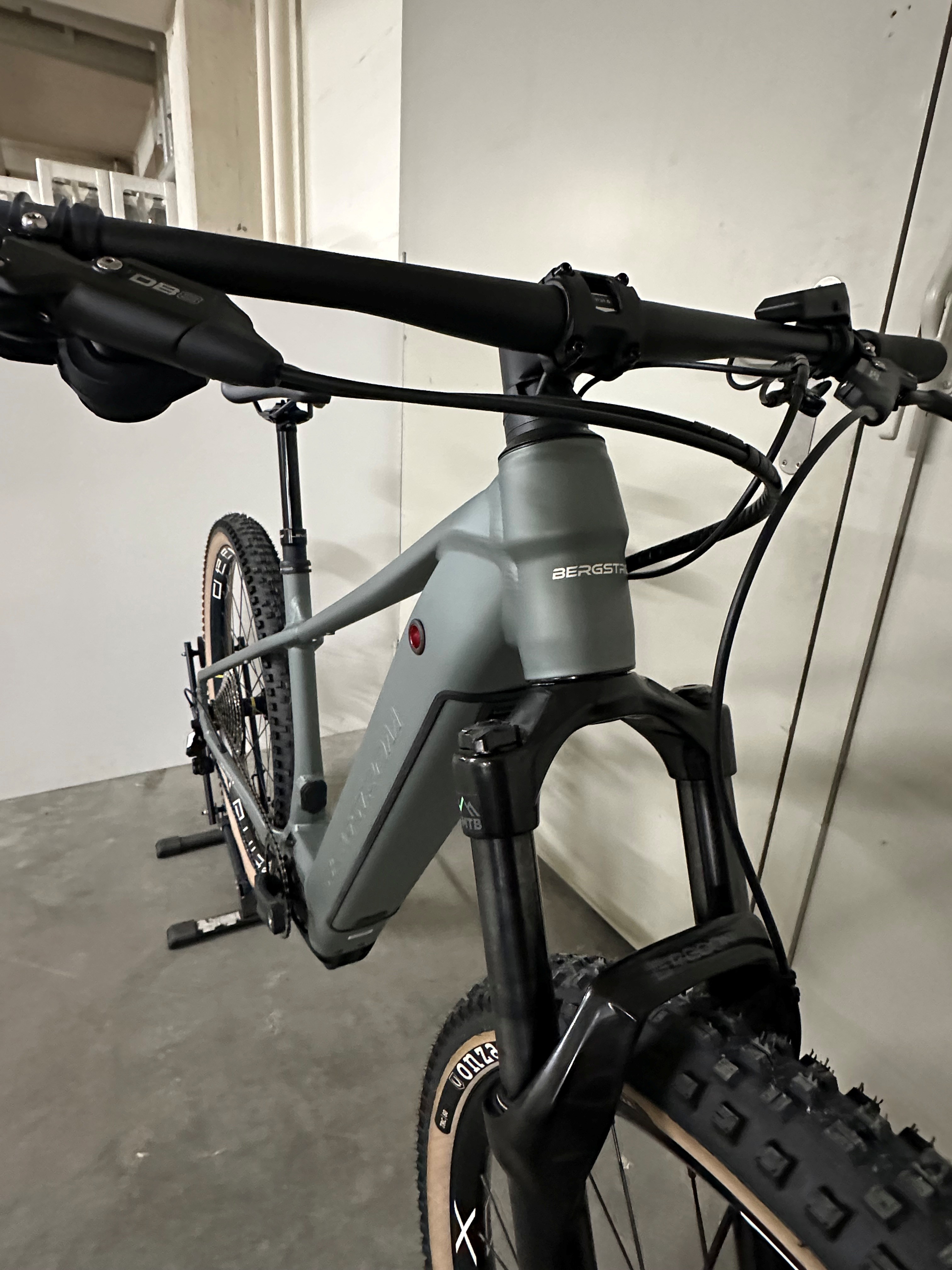 Bergstrom Pure 2.8 E-MTB in grau-grün Ausstellungsstück, Frontansicht
