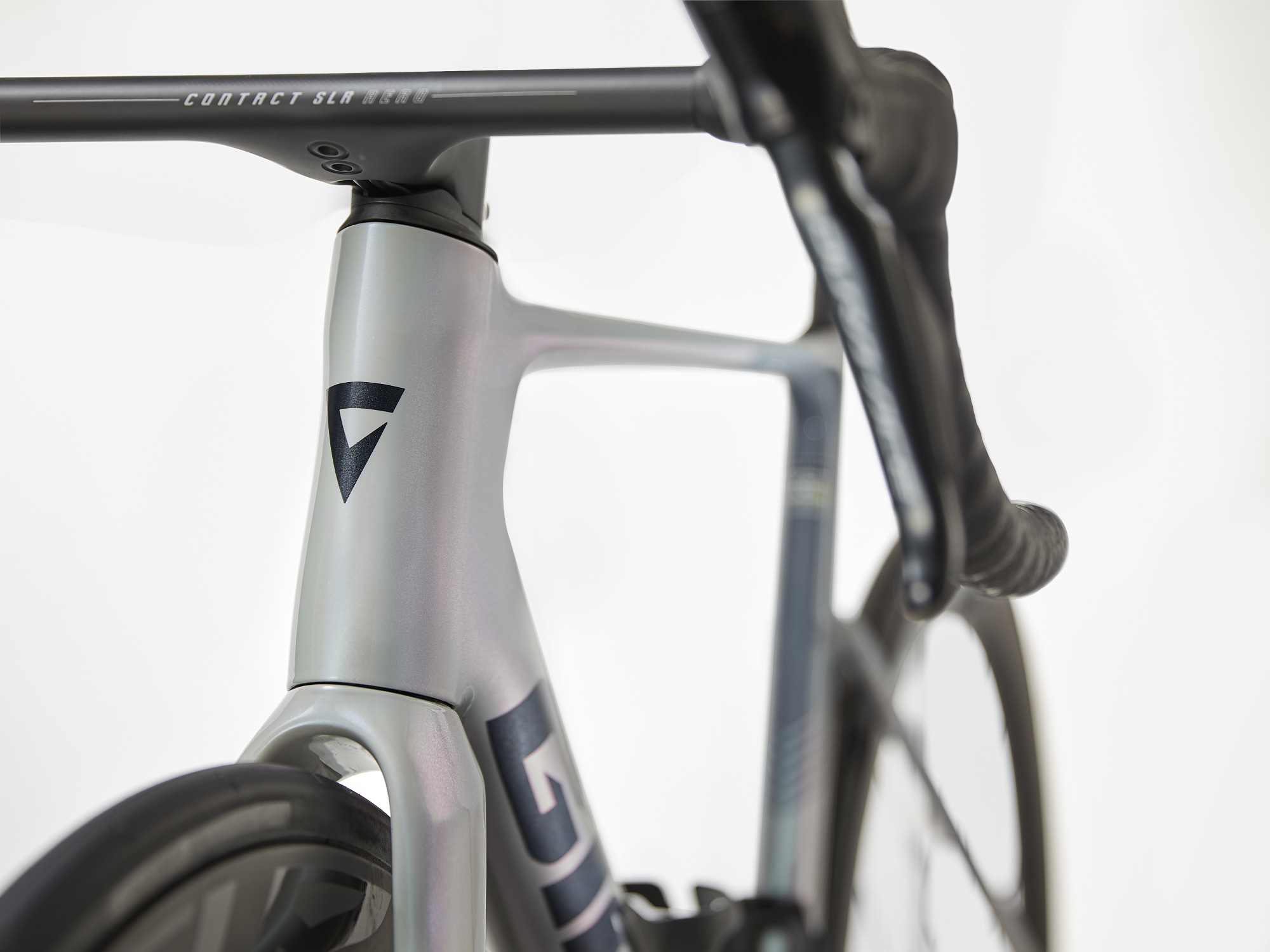 Vélo route aéro carbone Giant Propel Advanced Pro DA, détail tube de direction, vue trois quarts avant