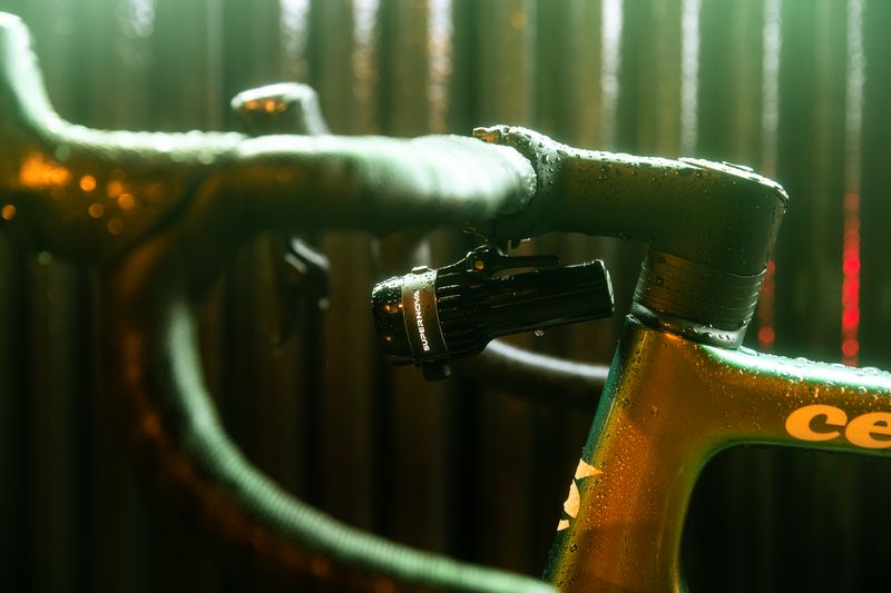 Supernova Airstream 2 Upside-Down montiert unter dem Lenker eines Rennrads – nasses Cockpit im Regen, robustes Design für extreme Wetterbedingungen.