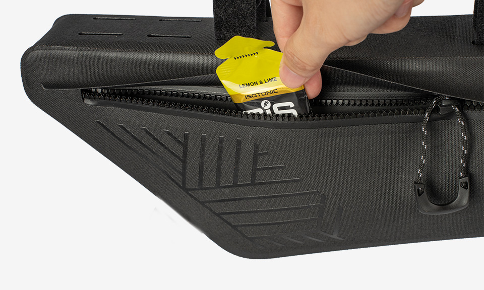 Topaek MidLoader Drybag Rahmentasche in Gr L in schwarz, Detailansicht zusätzliche Seitentasche