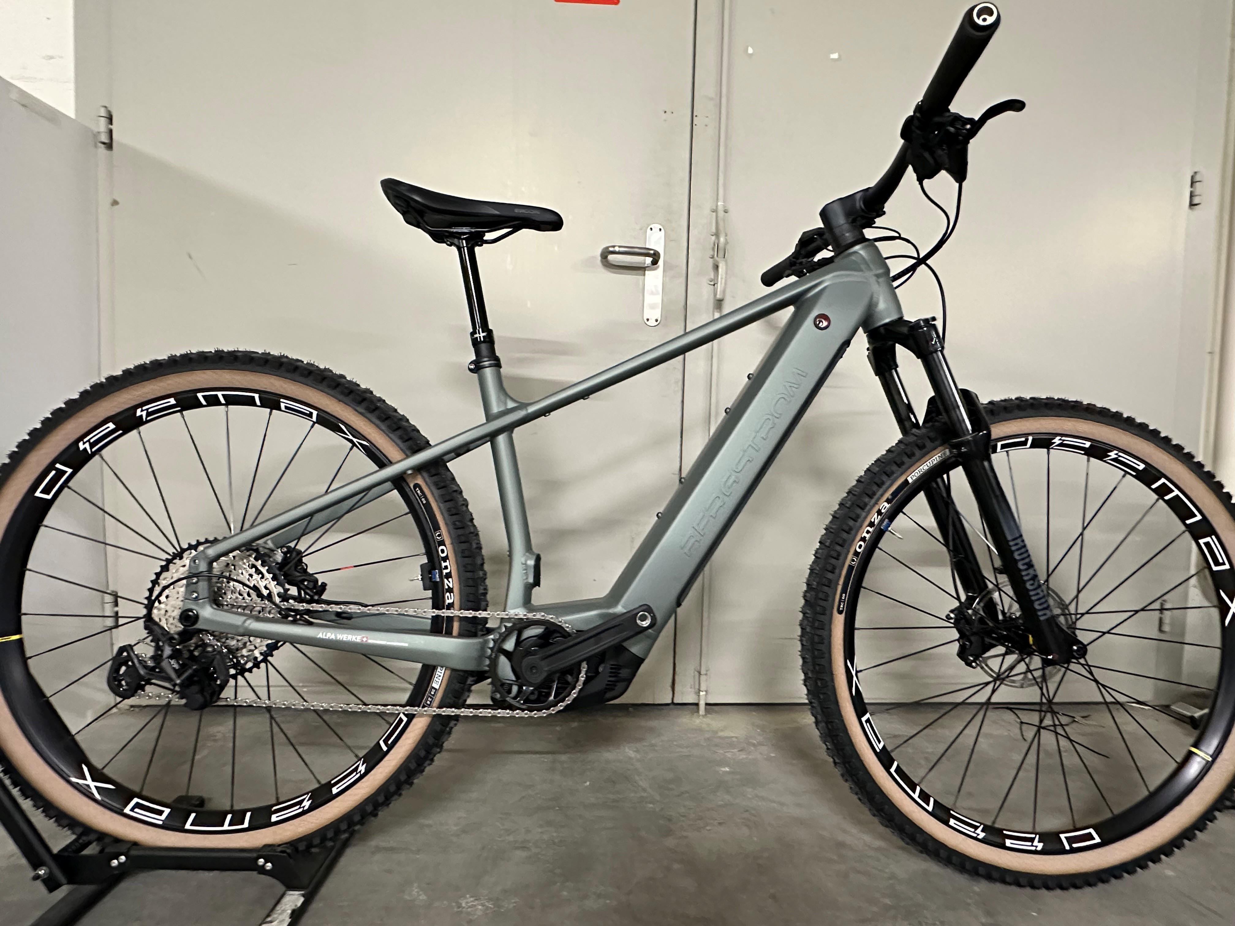 Bergstrom Pure 2.8 E-MTB in grau-grün Ausstellungsstück, Seitenansicht
