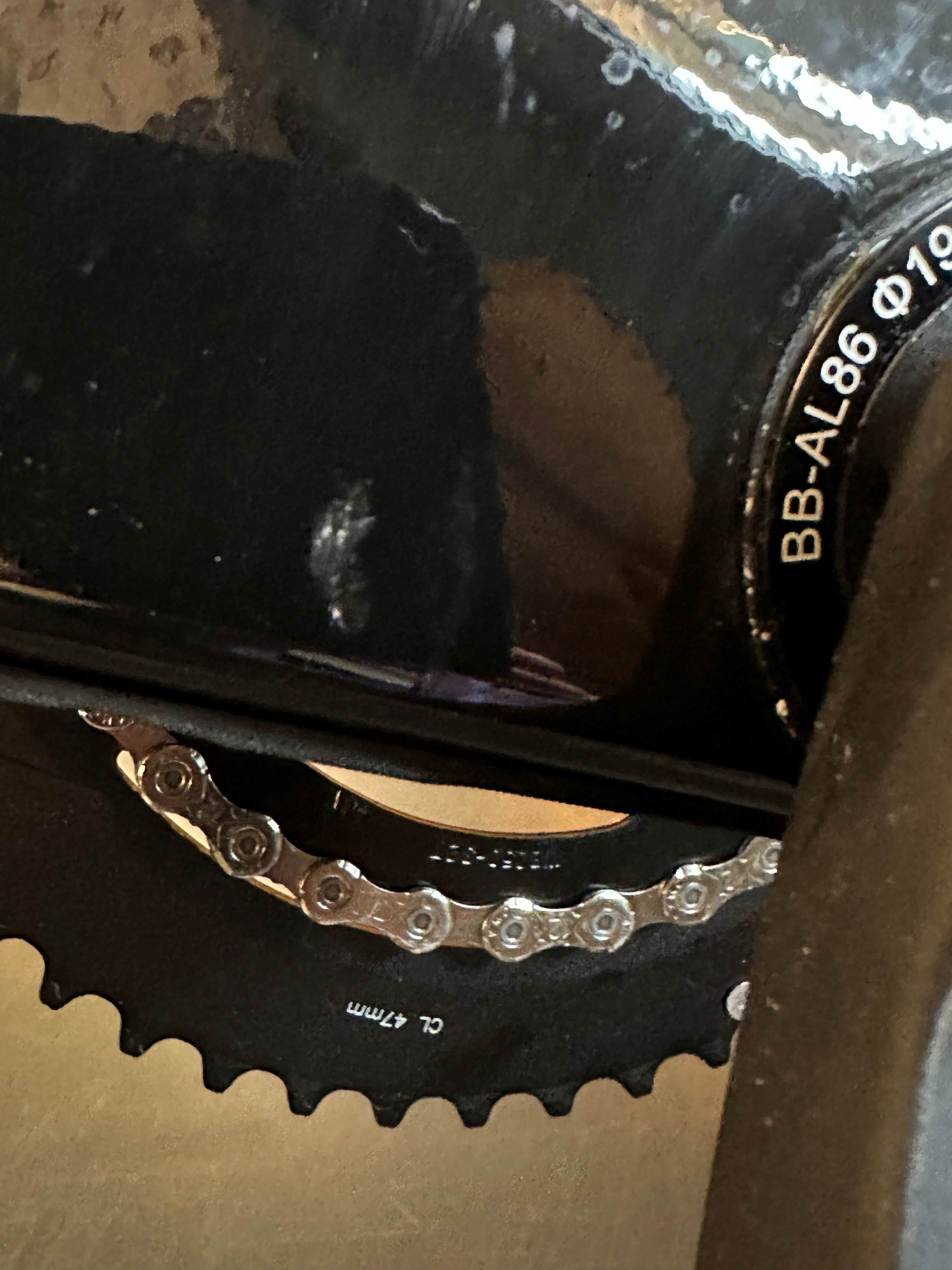 Giant Revolt Advanced 1 Gravelbike in Dunkelrot mit Kratzern am Tretlagerbereich und Kettenblatt.