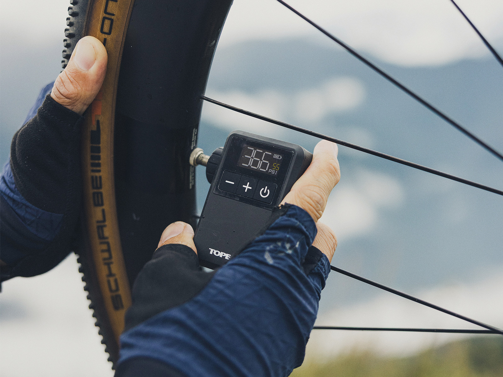 Topeak E-Booster Digital Mini Elektornische Fahrradpumpe, im Einsatz beim Pumpen eines Reifens