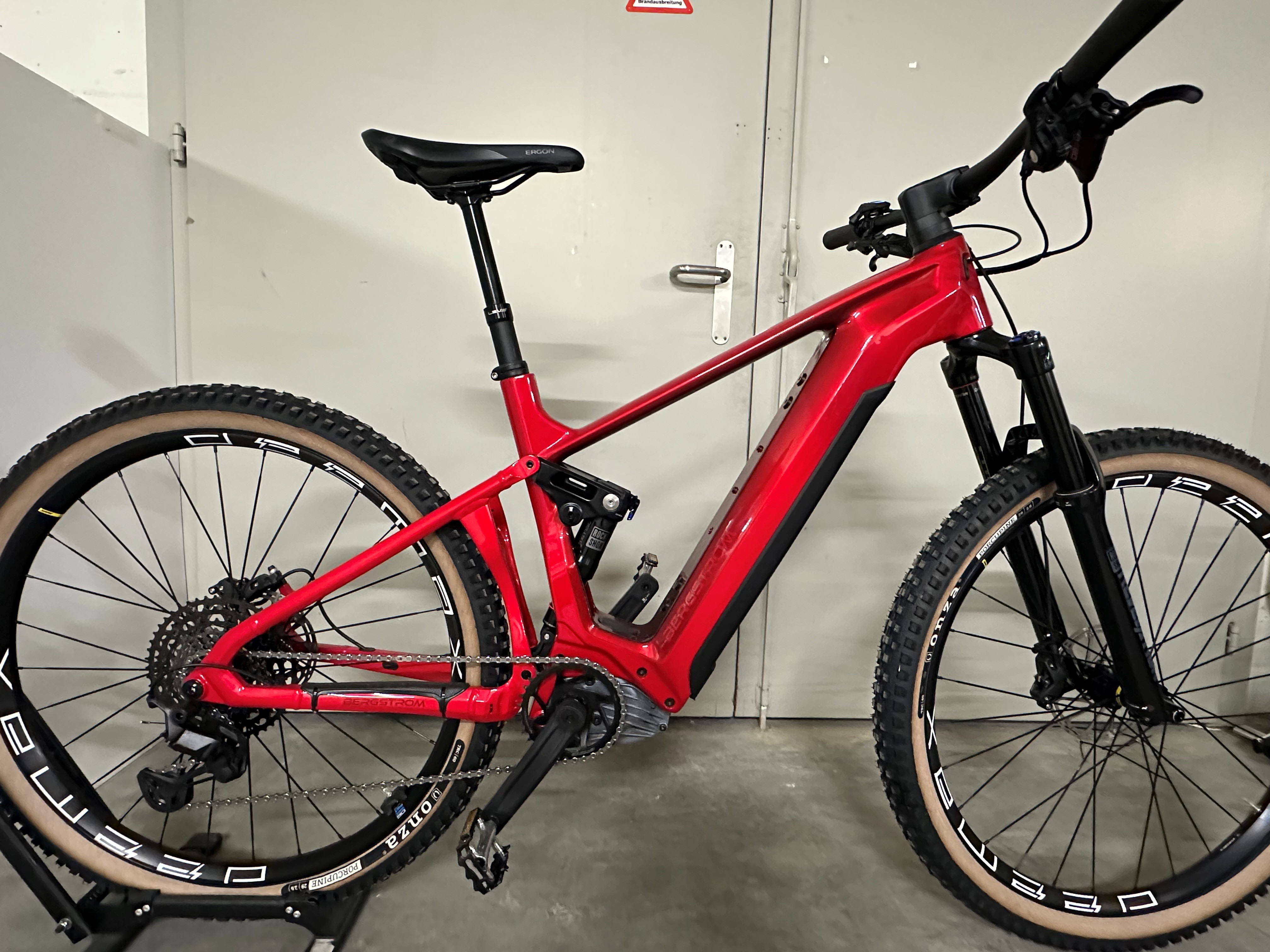 Bergstrom ATV 969 Test-MTB in rot, Seitenansicht